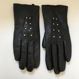 Leather gloves with metal studs detail